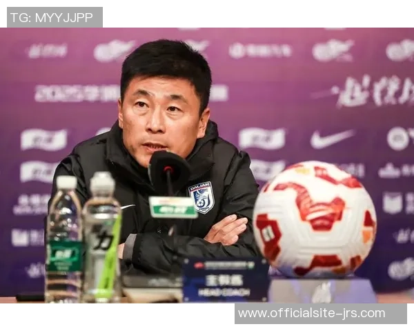 中超精彩对决回顾大连人对阵重庆重燃战火的经典重播分析